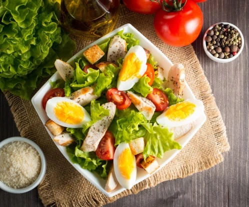 Ensalada con huevo, proteína y vegetales frescos