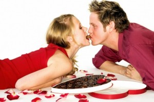 Pareja comiendo chocolate