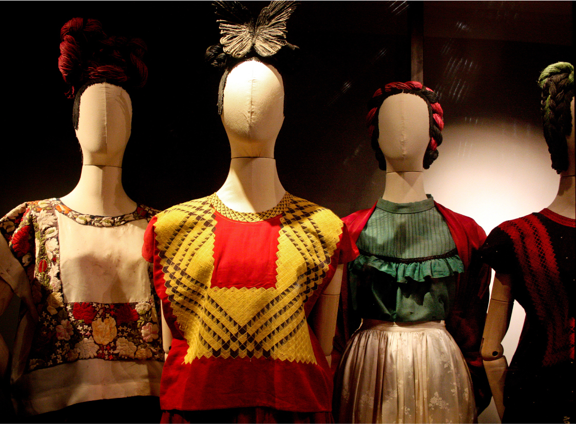 Las apariencias engañan: los vestidos de Frida Kahlo” 