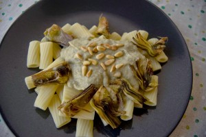 Pasta en salsa de alcachofa