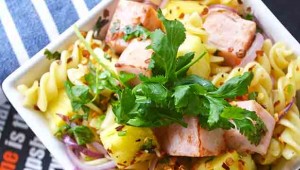 Ensalada de piña, jamón y pasta