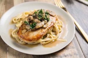 Fetuccini con crema de pollo y champiñones