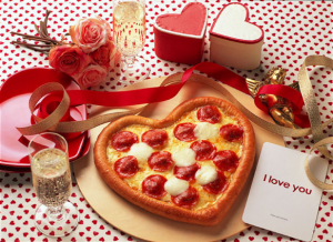 ¡Amor, pizza y vino en casa!