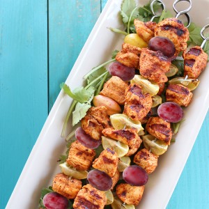 Brochetas de salmón y uvas