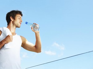 ¿Cuánta agua debo tomar al día?