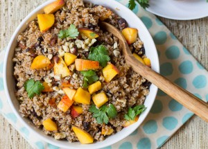 Ensalada de arroz integral y duraznos