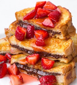 Pan francés con fresas y miel